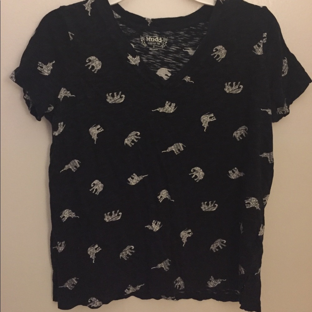 V-neck t shirt with elephant decoration